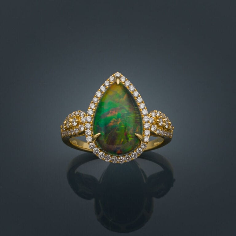 BAGUE "goutte" en or jaune (750‰) orné d'une opale noire cabochon piriforme, en…