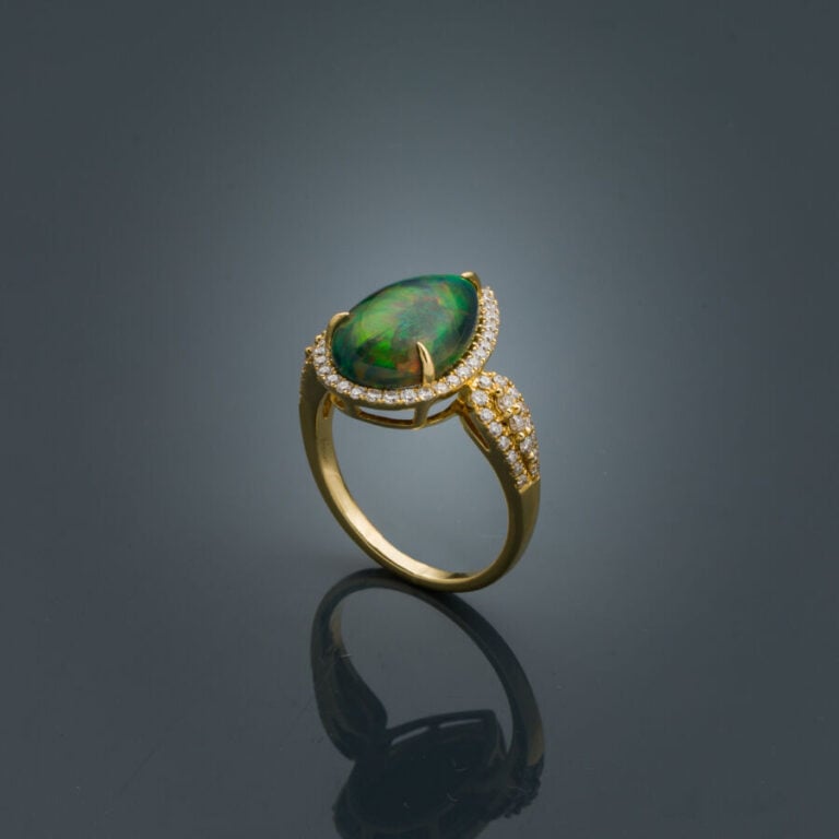 BAGUE "goutte" en or jaune (750‰) orné d'une opale noire cabochon piriforme, en…