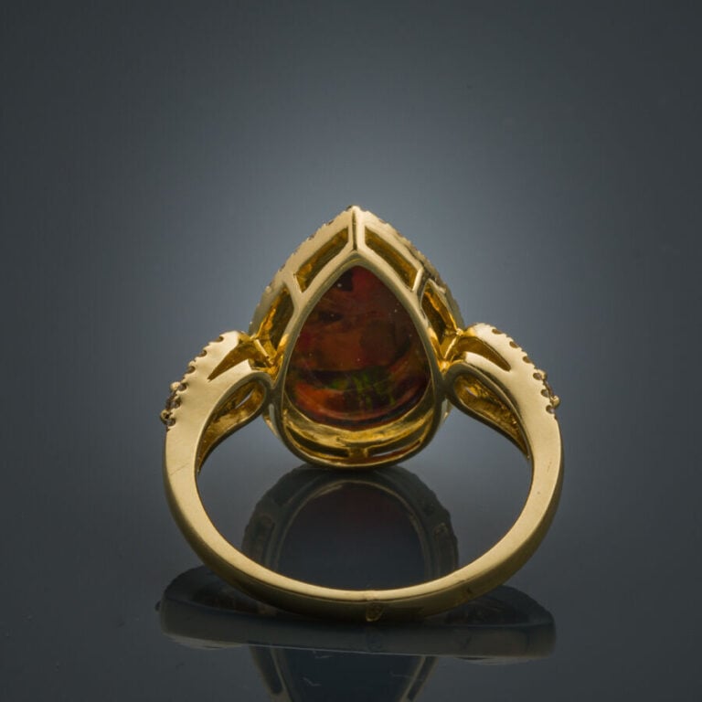 BAGUE "goutte" en or jaune (750‰) orné d'une opale noire cabochon piriforme, en…
