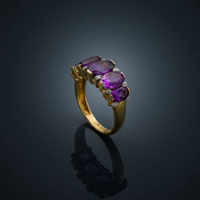 BAGUE "jarretière" en or jaune (750‰) serti de cinq améthystes ovales en chute,…