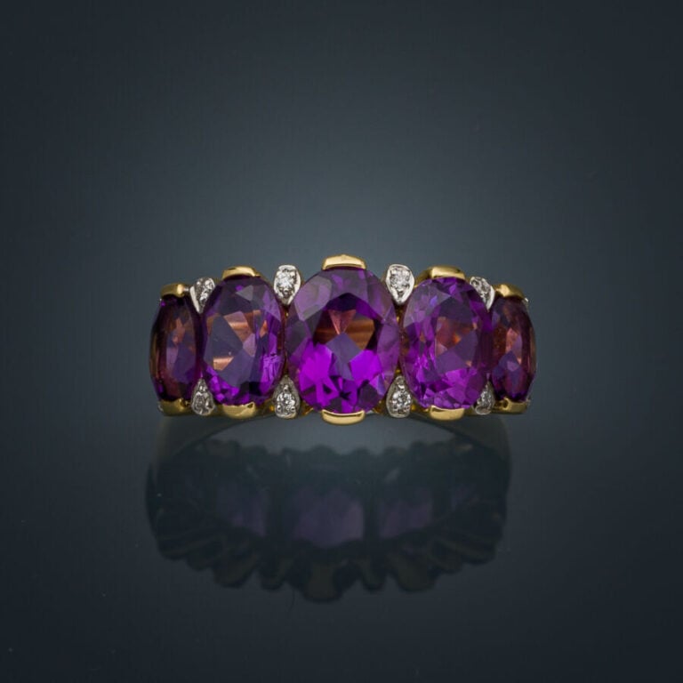 BAGUE "jarretière" en or jaune (750‰) serti de cinq améthystes ovales en chute,…