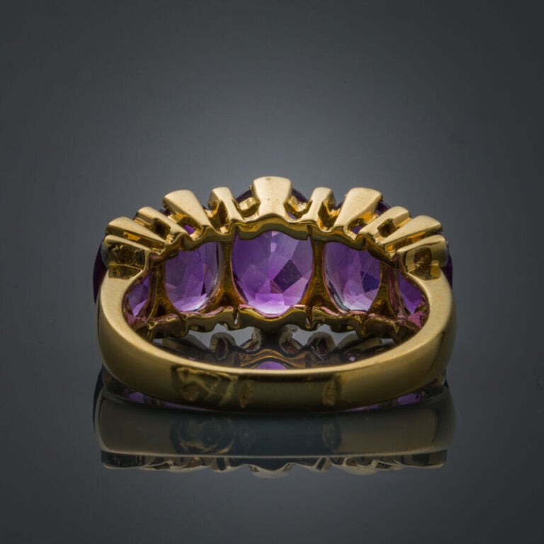 BAGUE "jarretière" en or jaune (750‰) serti de cinq améthystes ovales en chute,…