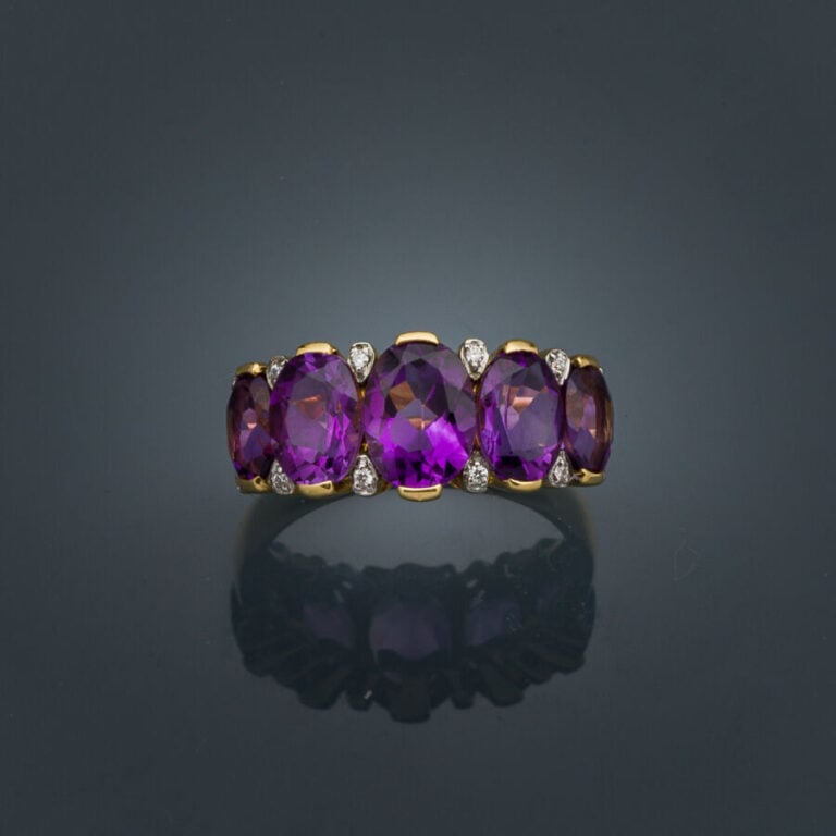 BAGUE "jarretière" en or jaune (750‰) serti de cinq améthystes ovales en chute,…