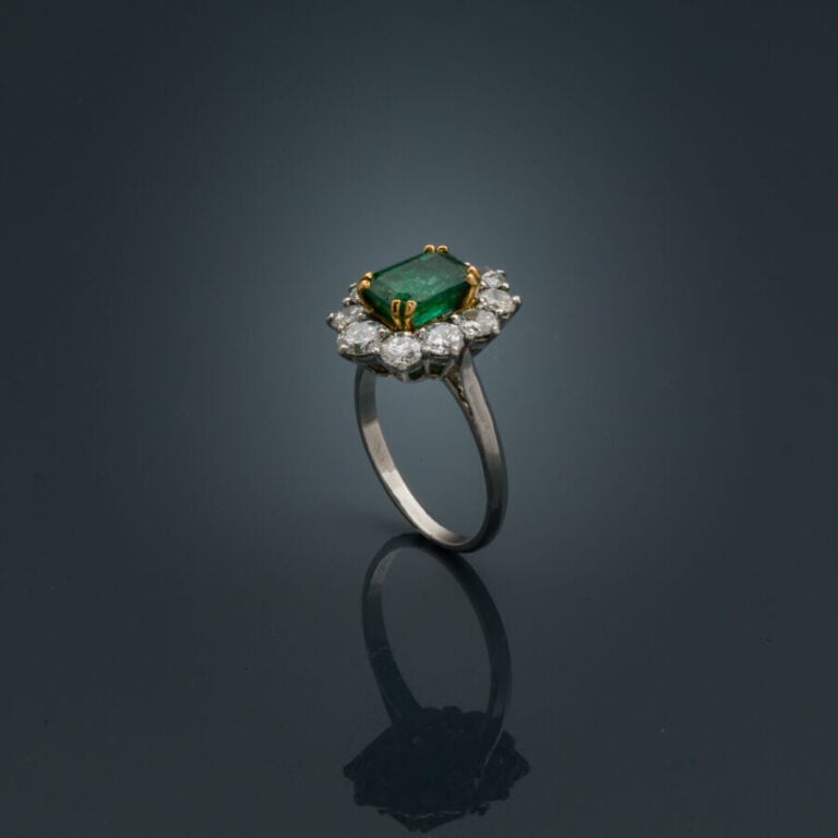 BAGUE "marguerite" en platine (950‰) et or jaune (750‰) serti d'une émeraude ta…