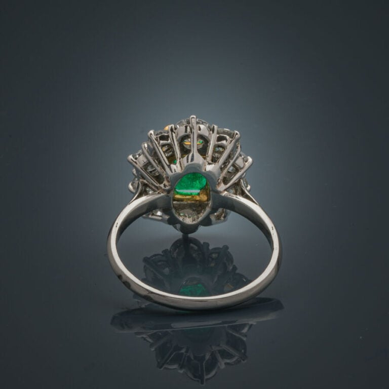 BAGUE "marguerite" en platine (950‰) et or jaune (750‰) serti d'une émeraude ta…