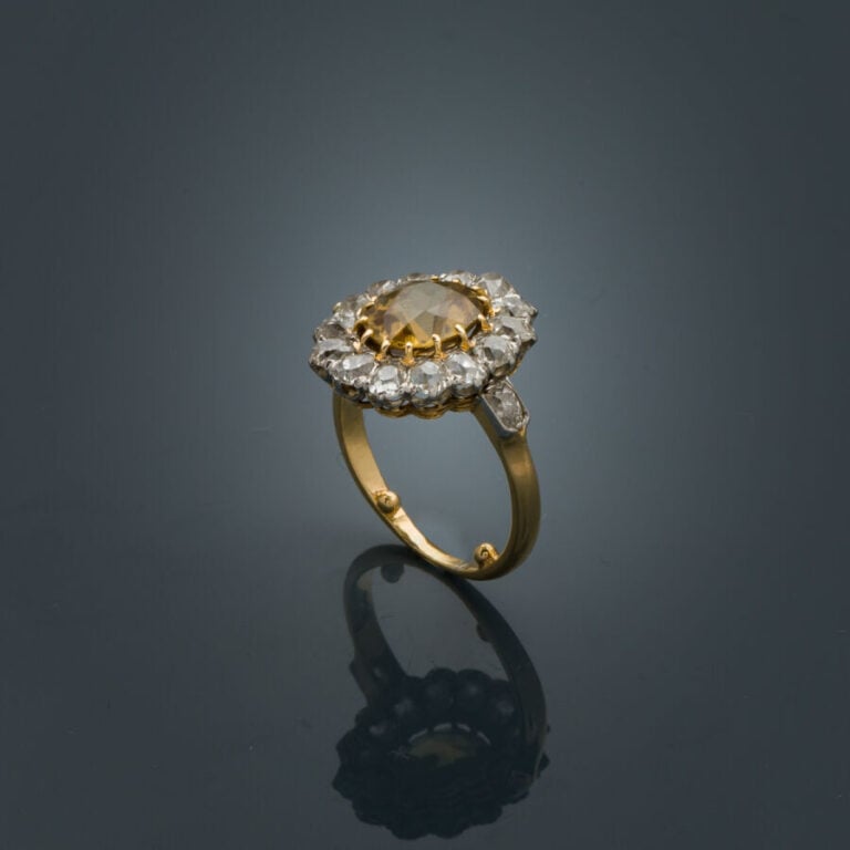 BAGUE "marguerite" en platine (min. 800‰) et or jaune (750‰) serti d'un zircon…
