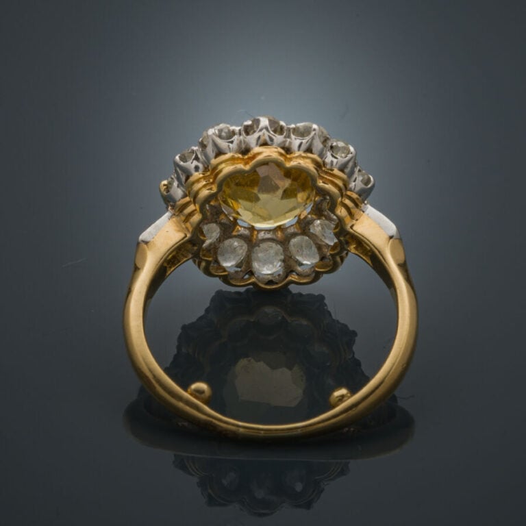 BAGUE "marguerite" en platine (min. 800‰) et or jaune (750‰) serti d'un zircon…