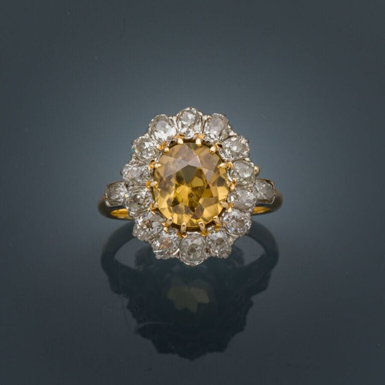 BAGUE "marguerite" en platine (min. 800‰) et or jaune (750‰) serti d'un zircon…