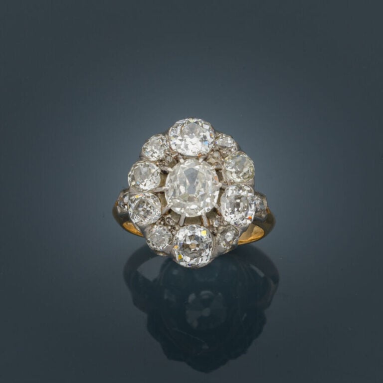 BAGUE "marguerite" en platine (min. 800‰) et or jaune (750‰) serti de diamants…
