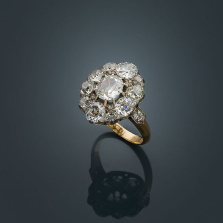 BAGUE "marguerite" en platine (min. 800‰) et or jaune (750‰) serti de diamants…