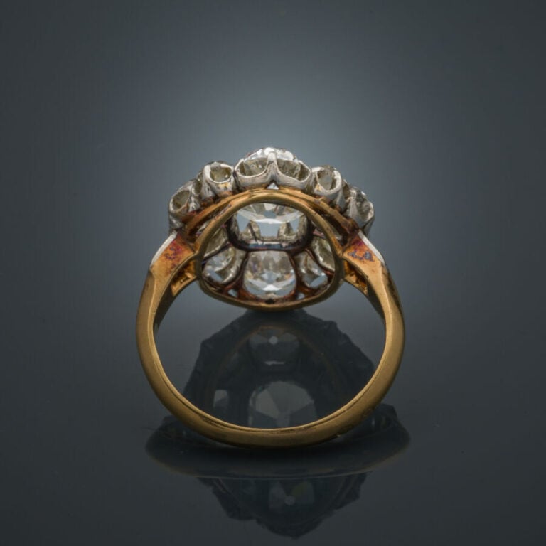 BAGUE "marguerite" en platine (min. 800‰) et or jaune (750‰) serti de diamants…