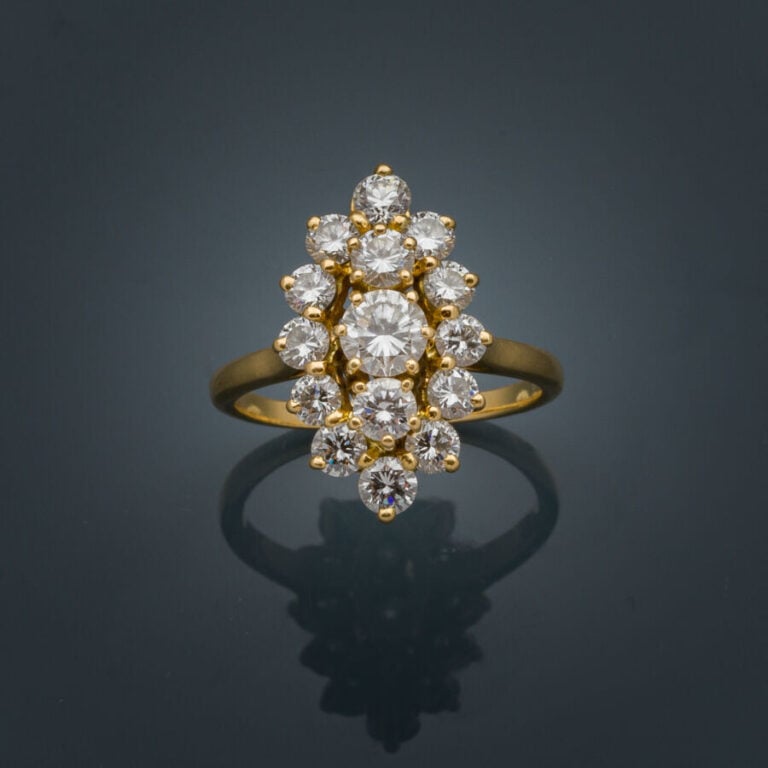 BAGUE "marquise" en or jaune (750‰) légèrement ajouré, serti de diamants taille…