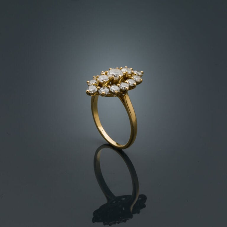 BAGUE "marquise" en or jaune (750‰) légèrement ajouré, serti de diamants taille…