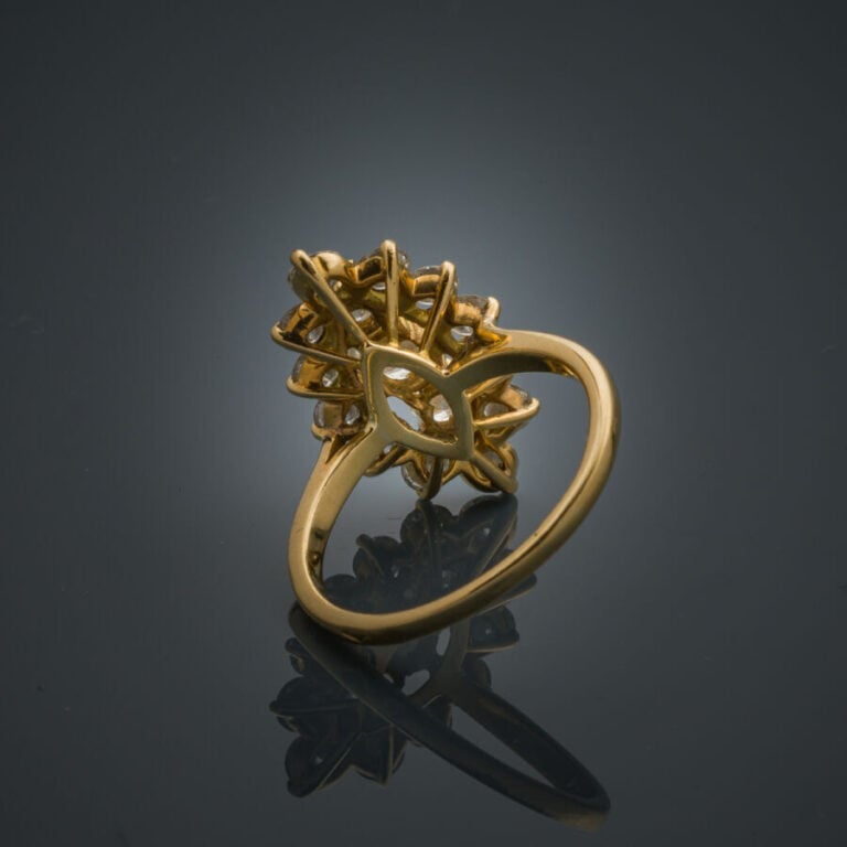 BAGUE "marquise" en or jaune (750‰) légèrement ajouré, serti de diamants taille…