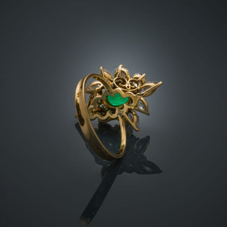 BAGUE "marquise" en or jaune (750‰) serti d'une émeraude ovale entourée de diam…