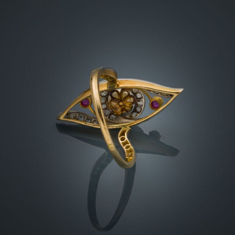BAGUE "marquise" en or jaune et or gris (750‰) ajouré, serti de diamants taillé…