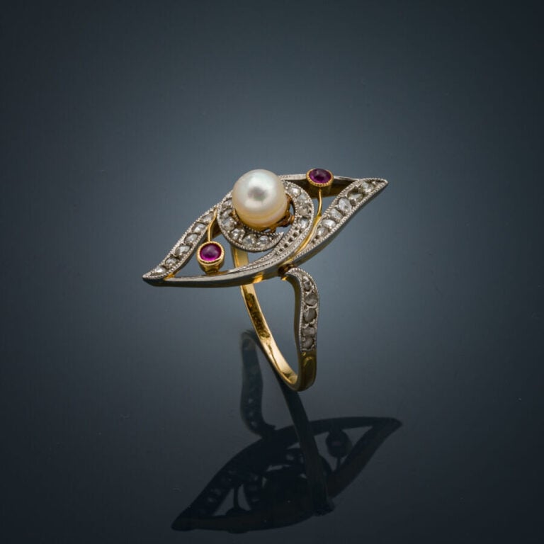 BAGUE "marquise" en or jaune et or gris (750‰) ajouré, serti de diamants taillé…