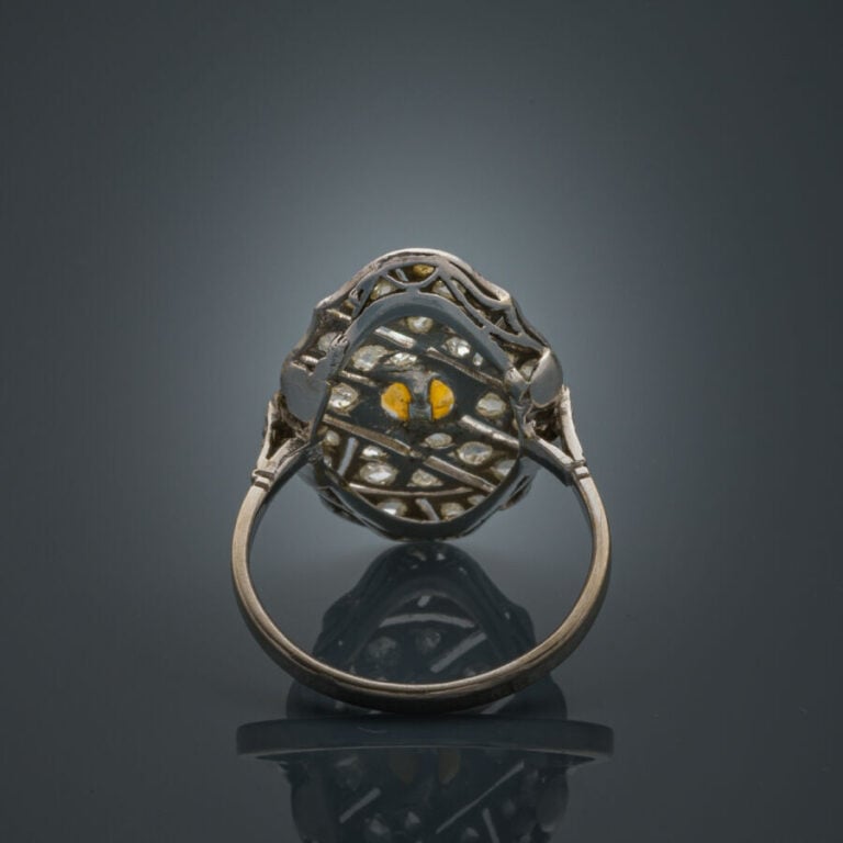 BAGUE "Marquise" plate en or gris (750‰) finement ajouré, centrée d'une perle (…