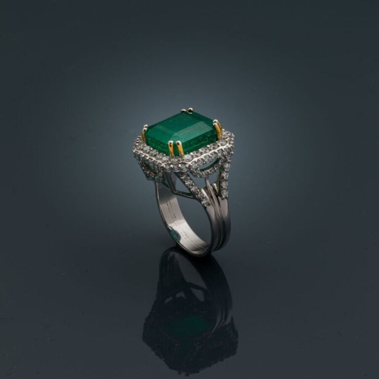 BAGUE octogonale en or gris (750‰) serti d'une émeraude carrée entourée de diam…