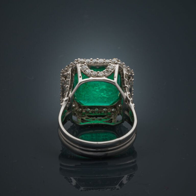 BAGUE octogonale en or gris (750‰) serti d'une émeraude carrée entourée de diam…