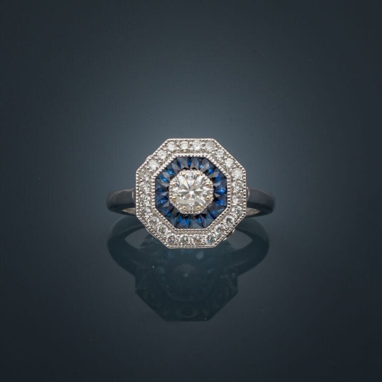 BAGUE octogonale en or gris (750‰) serti de diamants taille brillant dont un pl…