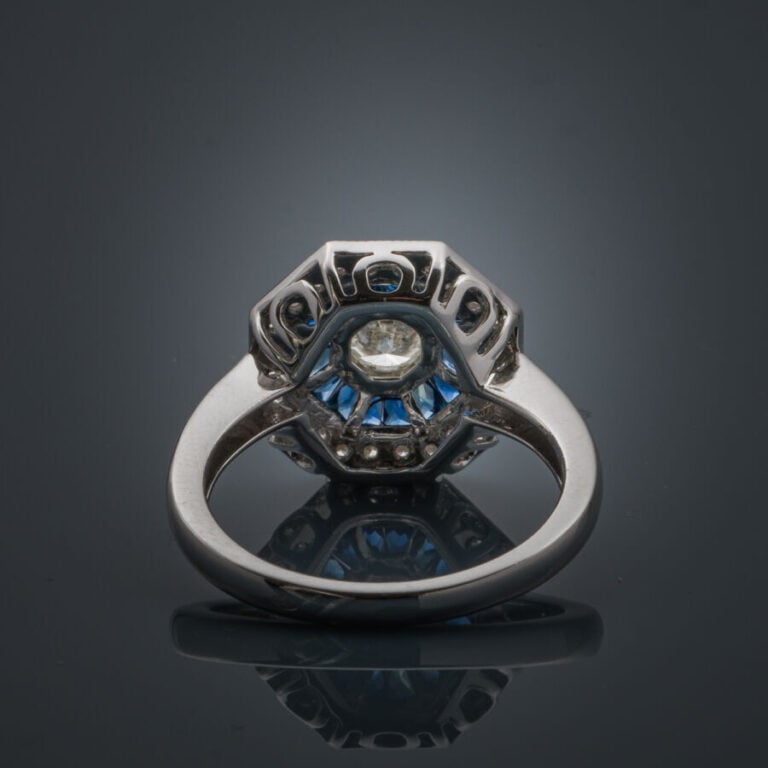 BAGUE octogonale en or gris (750‰) serti de diamants taille brillant dont un pl…