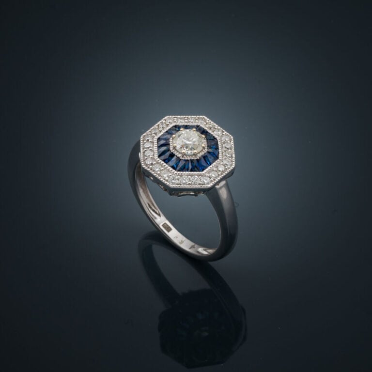 BAGUE octogonale en or gris (750‰) serti de diamants taille brillant dont un pl…