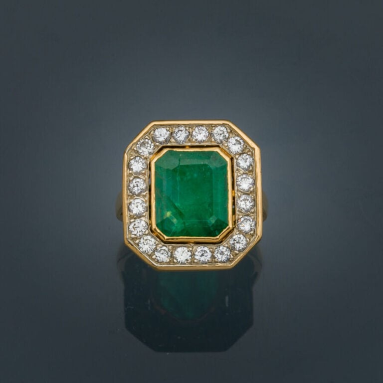 BAGUE octogonale en or jaune (750‰) serti d'une émeraude taillée à degrés (égri…