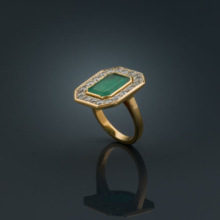BAGUE octogonale en or jaune (750‰) serti d'une émeraude taillée à degrés (égri…