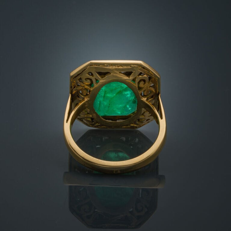 BAGUE octogonale en or jaune (750‰) serti d'une émeraude taillée à degrés (égri…