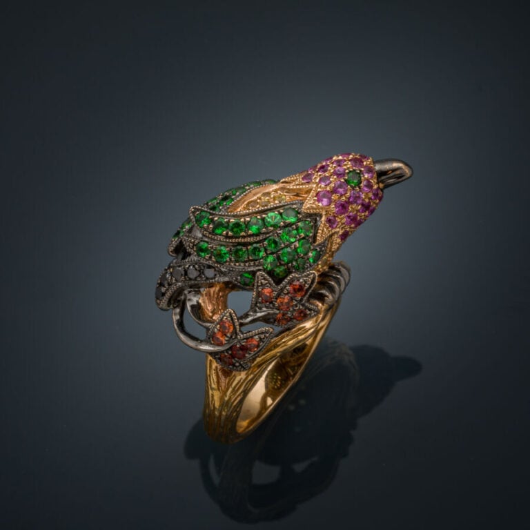 BAGUE "oiseau du paradis" en or rose et or noirci (750‰) sculpté, ciselé et ajo…