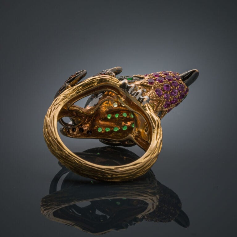 BAGUE "oiseau du paradis" en or rose et or noirci (750‰) sculpté, ciselé et ajo…