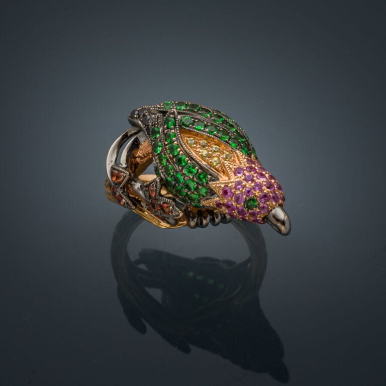 BAGUE "oiseau du paradis" en or rose et or noirci (750‰) sculpté, ciselé et ajo…