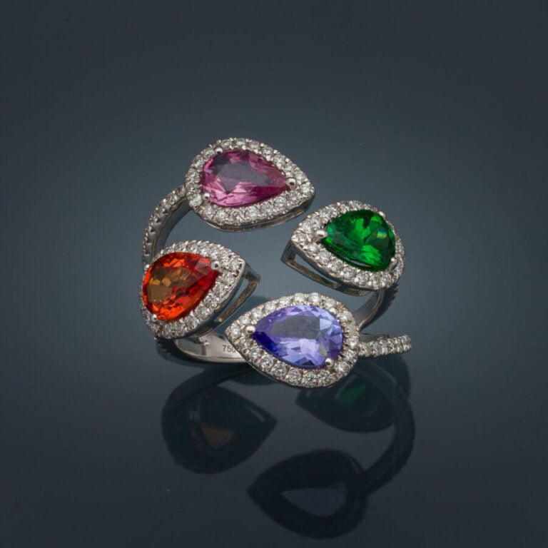 BAGUE ouverte "quatre gouttes" en or gris (750‰) serti de 3 saphirs multicolore…