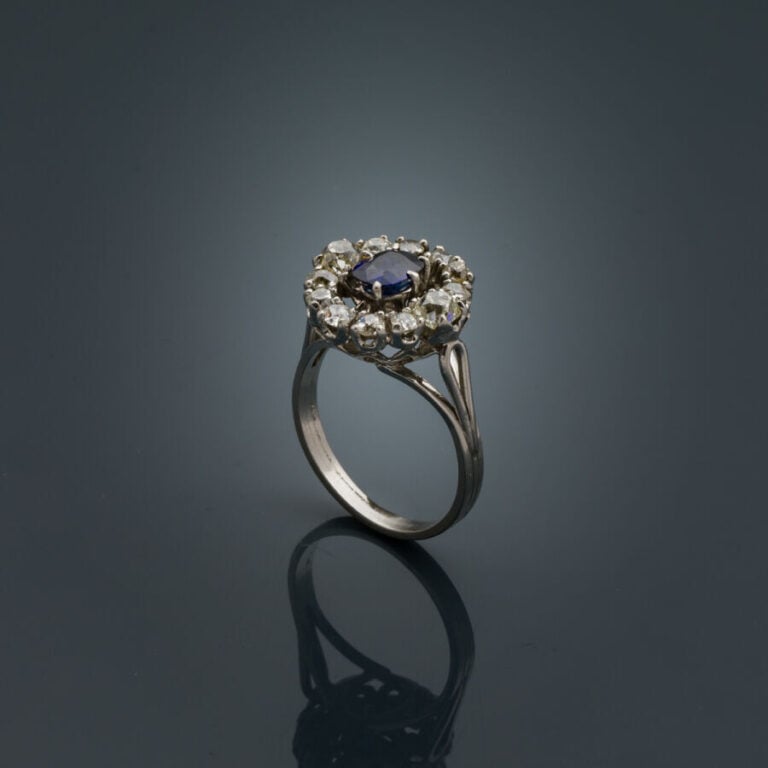BAGUE ovale en platine (950‰) ajouré serti d'un saphir de forme coussin (égrisu…