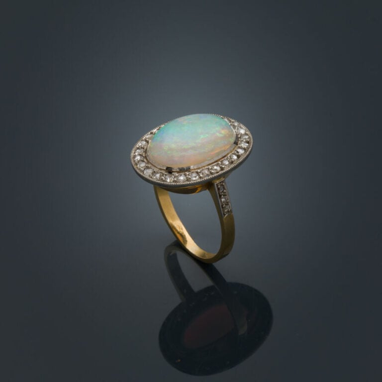 BAGUE ovale en platine (min. 800‰) et or jaune (750‰) serti d'une opale cabocho…