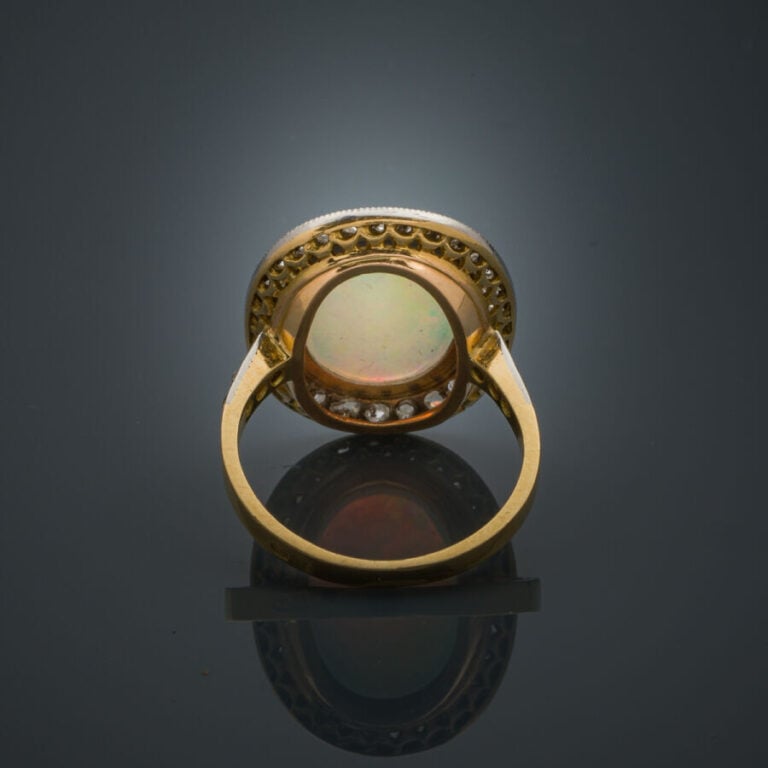 BAGUE ovale en platine (min. 800‰) et or jaune (750‰) serti d'une opale cabocho…