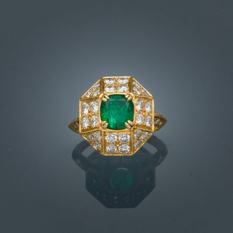 BAGUE "pyramidale" octogonale en or jaune (750‰) serti d'une émeraude taille co…