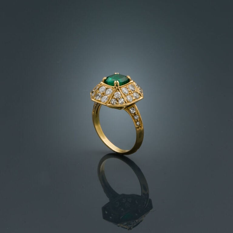 BAGUE "pyramidale" octogonale en or jaune (750‰) serti d'une émeraude taille co…