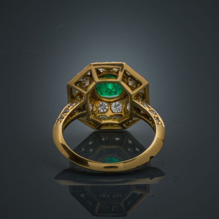 BAGUE "pyramidale" octogonale en or jaune (750‰) serti d'une émeraude taille co…