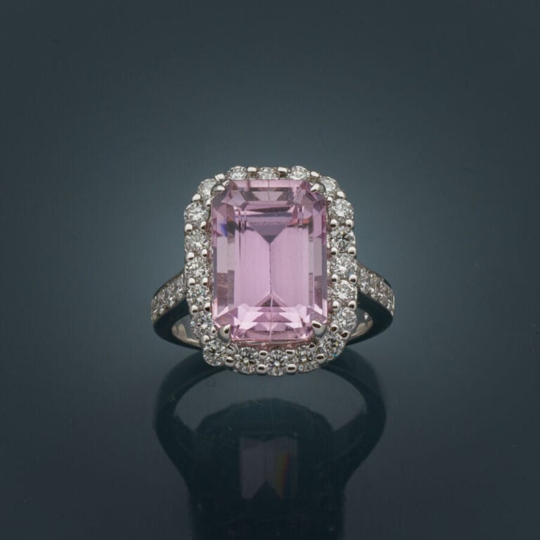 BAGUE rectangulaire en or gris (750‰) ajouré, serti d'une kunzite taillée à deg…