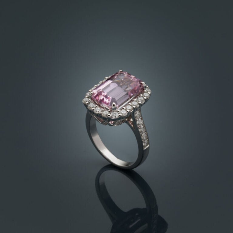 BAGUE rectangulaire en or gris (750‰) ajouré, serti d'une kunzite taillée à deg…