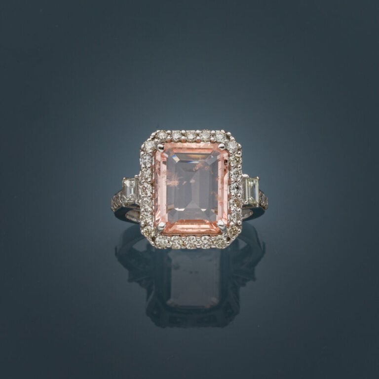 BAGUE rectangulaire en or gris (750‰) serti d'une morganite taillée à degrés, e…