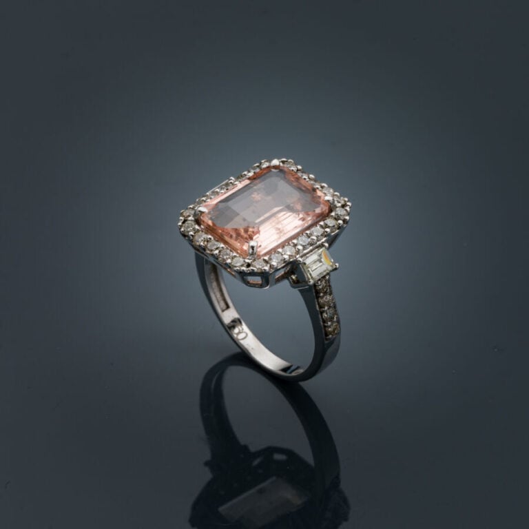 BAGUE rectangulaire en or gris (750‰) serti d'une morganite taillée à degrés, e…