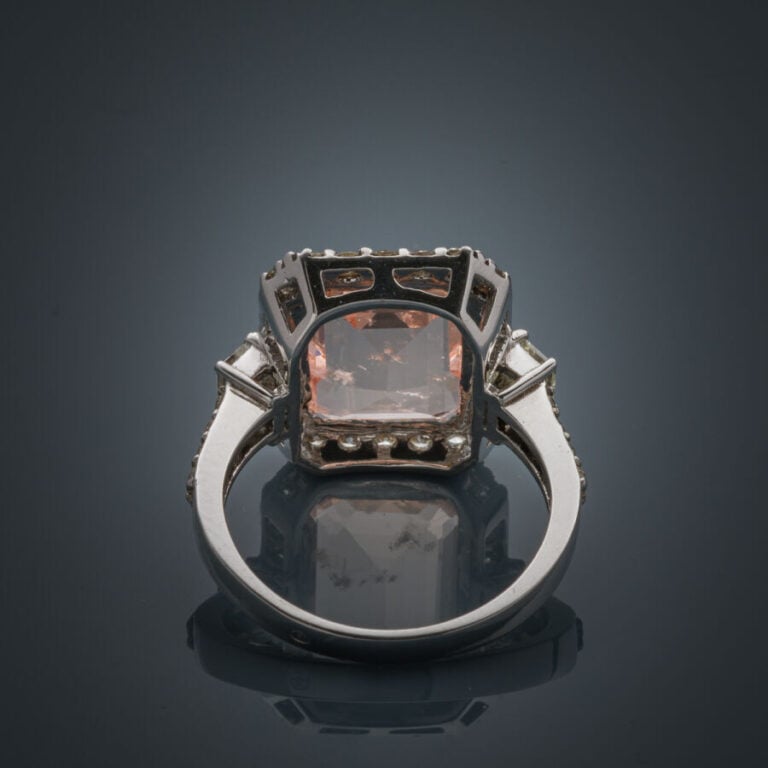 BAGUE rectangulaire en or gris (750‰) serti d'une morganite taillée à degrés, e…