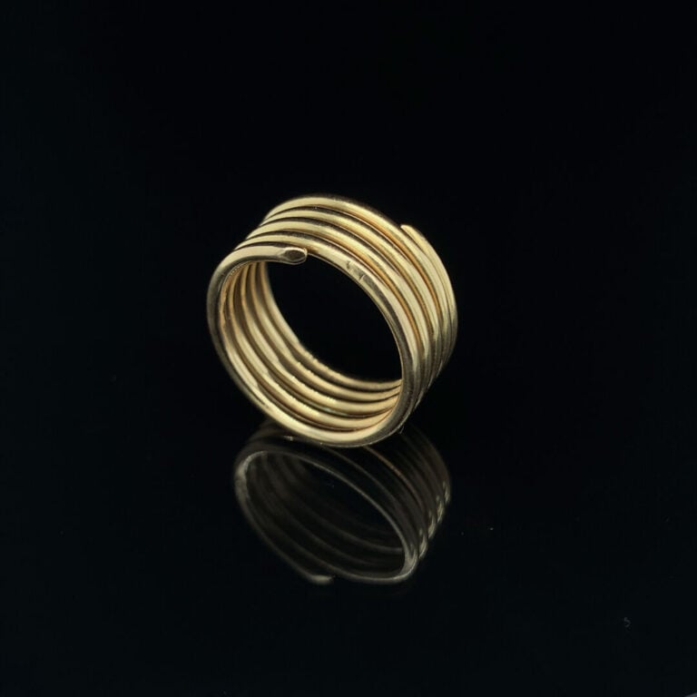 BAGUE "ressort" en fil d'or jaune (750‰) légèrement flexible. - Travail françai…