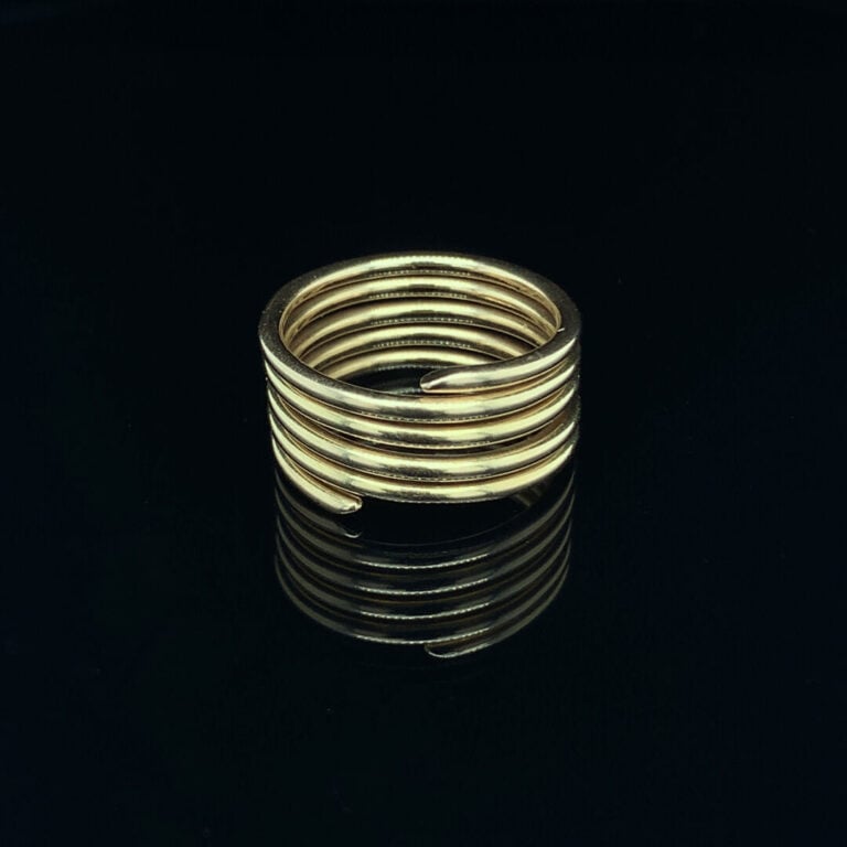 BAGUE "ressort" en fil d'or jaune (750‰) légèrement flexible. - Travail françai…