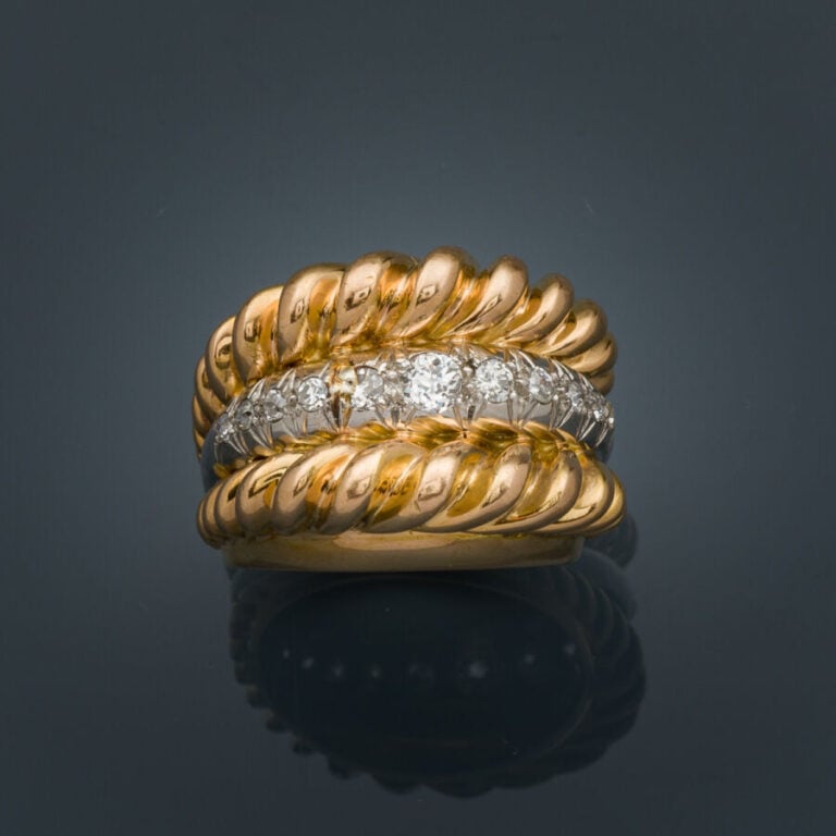 BAGUE "ressort" en platine (950‰) et or jaune (750‰) serti d'un alignement de d…