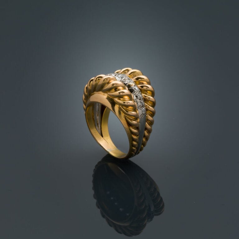 BAGUE "ressort" en platine (950‰) et or jaune (750‰) serti d'un alignement de d…