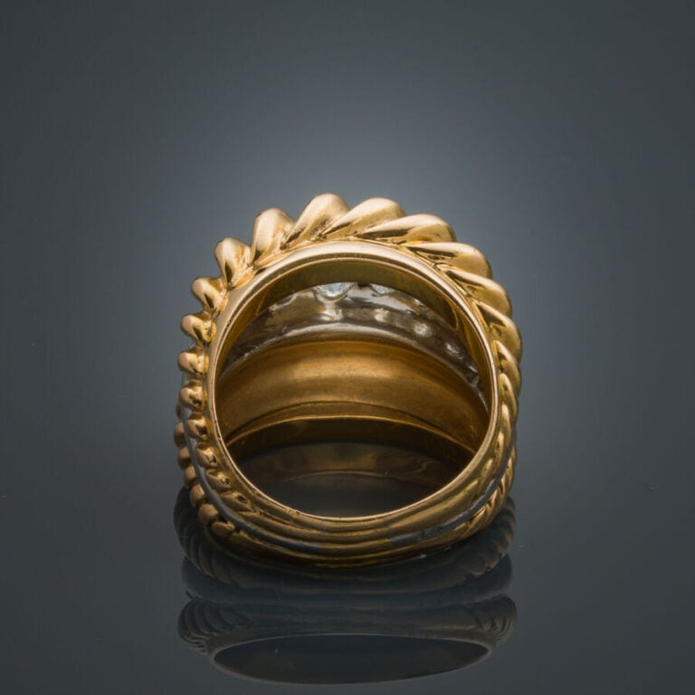 BAGUE "ressort" en platine (950‰) et or jaune (750‰) serti d'un alignement de d…